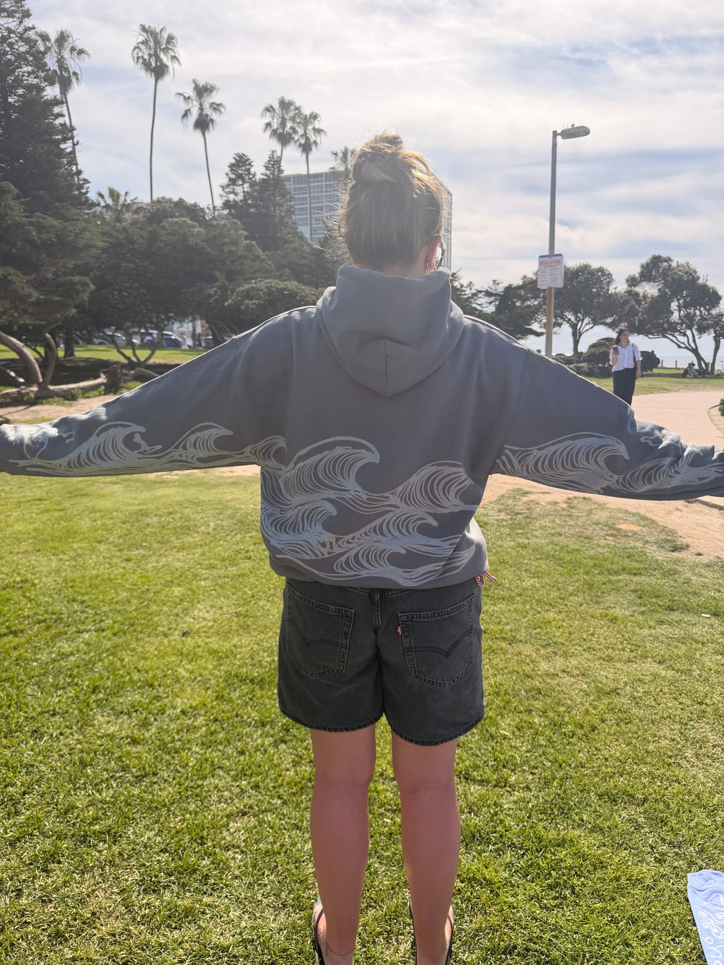…WAVES HOODIE