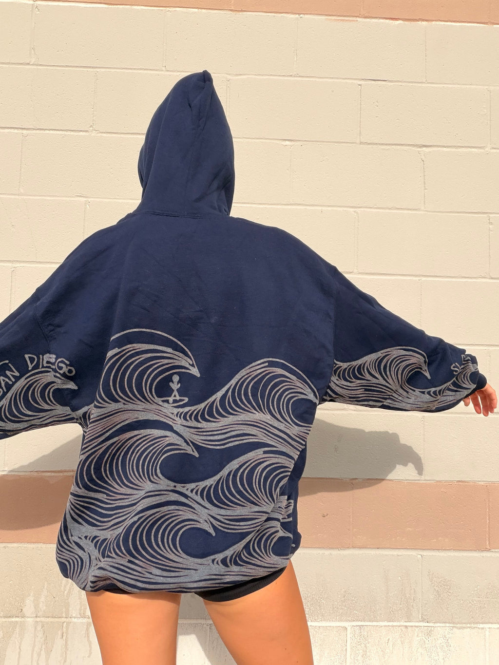 …WAVES HOODIE
